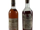 deux bouteilles de vin posées l'une à côté de l'autre sur une surface blanche