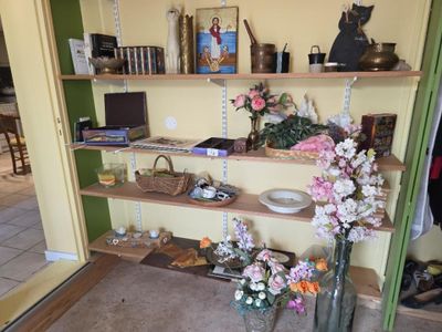 un vase avec des fleurs posé sur une étagère dans un coin de la pièce