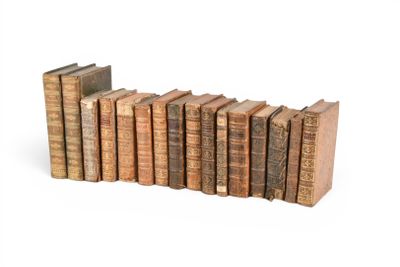 plusieurs vieux livres empilés sur une surface blanche