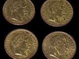 quatre souverains d'or, dont l'un représente la tête d'une femme et l'autre une couronne