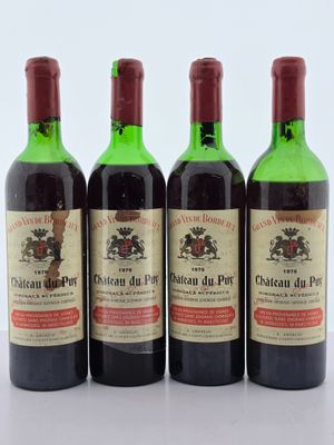 trois bouteilles de vin rouge sont alignées sur une surface blanche