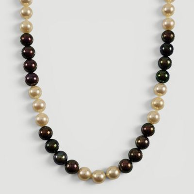 un collier de perles noires et blanches sur fond blanc
