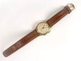 montre-bracelet avec bracelet en cuir marron sur fond blanc