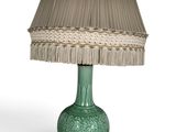 une lampe de table verte avec un abat-jour beige