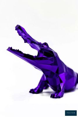 un origami violet représentant un crocodile la gueule ouverte