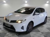 une photo d'une Toyota Corolla blanche garée dans un showroom