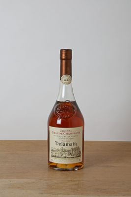 La bouteille de Delamain est posée sur une table en bois.