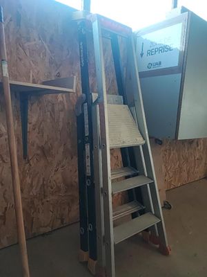 une échelle adossée au mur d'une pièce