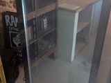 une vitrine posée à même le sol