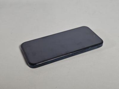 un gros plan d'un téléphone portable posé sur une table, sur fond blanc