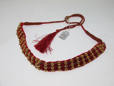 collier en perles rouges et dorées, orné de pompons et d'une étiquette