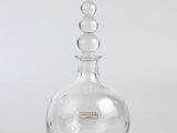 carafe en verre transparent avec un couvercle transparent et un socle transparent