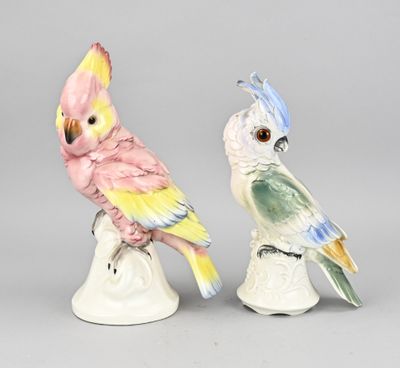 deux figurines d'oiseaux posées l'une sur l'autre sur une table