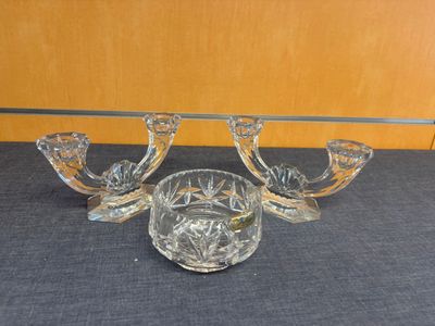 trois bols en verre et un bol posés sur une table