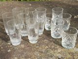 un grand nombre de verres posés sur une table