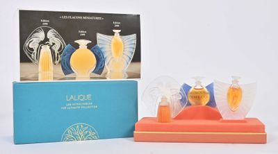 une boîte de parfums posée à côté d'une autre boîte de parfums