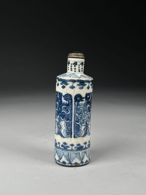 un vase bleu et blanc orné d'un motif sur l'extérieur