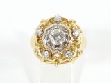 gros plan d'une bague en diamant sur une surface blanche