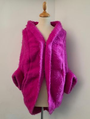 un gros plan sur une veste rose portée par un mannequin, un mannequin, un mannequin, un mannequin, un mannequin, un mannequin, un mannequin, un mannequin, un mannequin, un mannequin, un mannequin, un mannequin, un mannequin, un mannequin, un mannequin, un mannequin, un mannequin, un mannequin, un mannequin, un mannequin, un mannequin, un mannequin, un mannequin, un mannequin, un mannequin, un mannequin, un mannequin, un mannequin, un mannequin, un mannequin, un mannequin, un mannequin, un mannequin