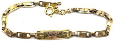 Bracelet en plaqué or gravé "Viviane" et au dos "51 - 45" - …