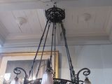 un lustre suspendu au plafond d'une pièce