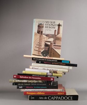 plusieurs livres empilés sur une table