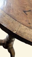 Table guéridon à plateau rond basculant en noyer et acajou. (photo 6)