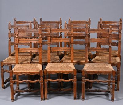 six chaises de salle à manger anciennes en chêne, avec des assises tressées et des dossiers en rotin