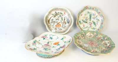 Ensemble de raviers en porcelaine et émaux de style famille …