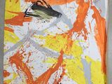 une peinture orange et blanche sur une feuille de papier parsemée d'éclaboussures de peinture