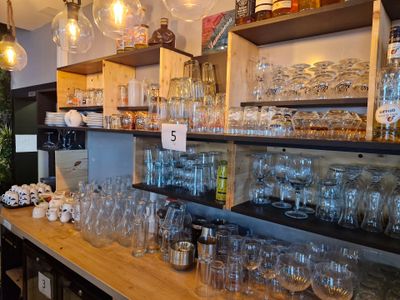 de nombreux verres et bouteilles sur les étagères du magasin