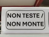 a sign that says non teste / non monte on it