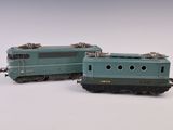 deux petits trains assis côte à côte sur une surface blanche