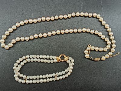 Collier et bracelet en perles de culture, les fermoirs en or…
