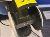 un panneau noir et jaune fixé au dossier d'une chaise