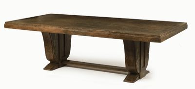 La table est en bois et possède un piètement en bois.