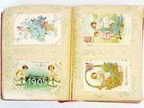 un livre ouvert sur lequel figurent des images d'enfants et de fleurs