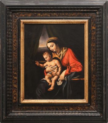 une peinture représentant une femme tenant un enfant sur ses genoux