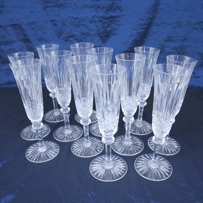 six verres à vin transparents posés sur une table bleue