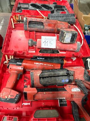 tout un tas d'outils qui se trouvent dans une boîte rouge