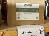 une boîte en carton posée sur une étagère, sur laquelle est accrochée une étiquette