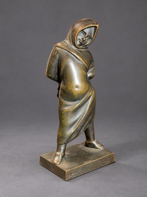 une statue en bronze représentant une femme coiffée d'une capuche