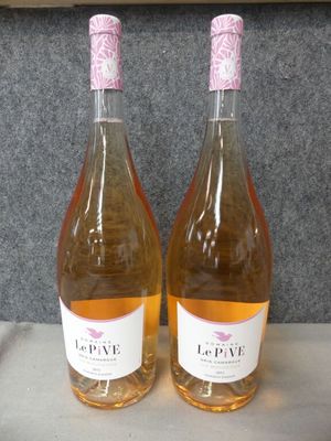 deux bouteilles de vin posées sur une table