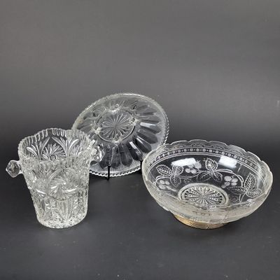 Ensemble de verrerie comprenant un coupe montée sur un pied … - Photo 1