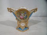un vase bleu et or avec des fleurs peintes dessus