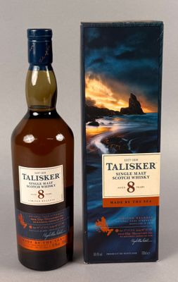 une bouteille de whisky Talsker 8 ans d'âge à côté d'une boîte