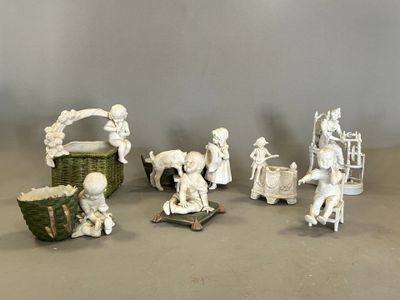 de nombreuses figurines posées sur une table