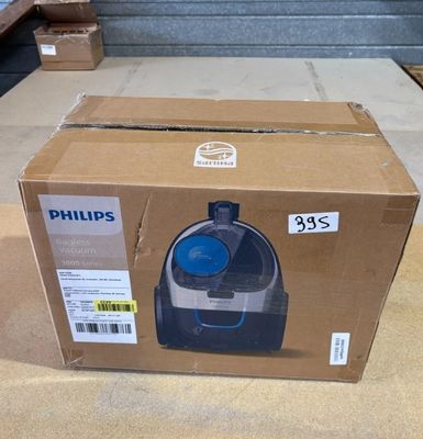 emballage d'un aspirateur Philips dans une boîte en carton posée sur une table
