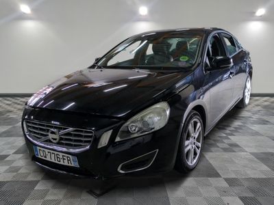 une photo d'une Volvo noire dans un showroom