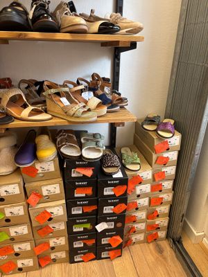 de nombreuses boîtes de chaussures sur les étagères de la pièce